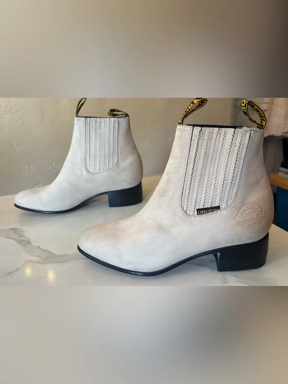 Linea de Oro men boots size 8 very light gray color